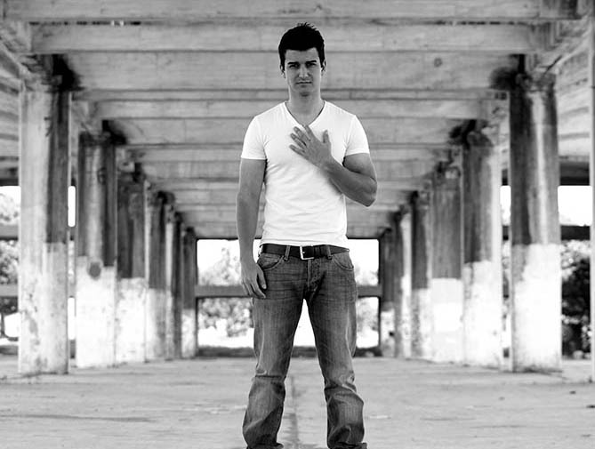 Pablo posando en hangar abandonado. Madrid. Junio 2012