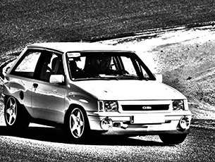 Opel corriendo en circuito del Jarama, Madrid. Octubre 2011. Procesado en HDR